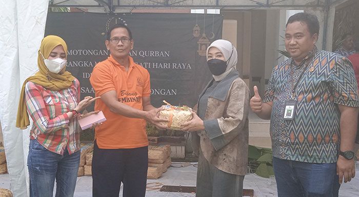 Kejari Lamongan Salurkan 150 Kantong Daging Kurban saat Idul Adha 1443 H