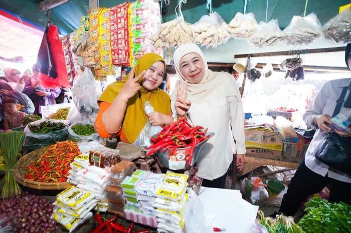 Masih Aktif ke Pasar Jelang Debat Kedua, Khofifah: Insya Allah Kami Siap dan On The Right Track