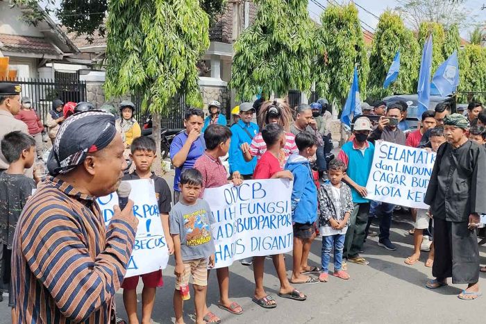 Libatkan Anak-anak, LSM Saroja Gelar Demo di Balai Kota Kediri Tuntut Copot Kepala Disbudparpora