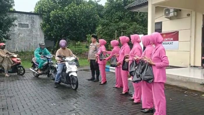 Polsek Sukorejo Bersama Bhayangkari Bagikan 500 Paket Takjil Gratis di Depan Mapolsek