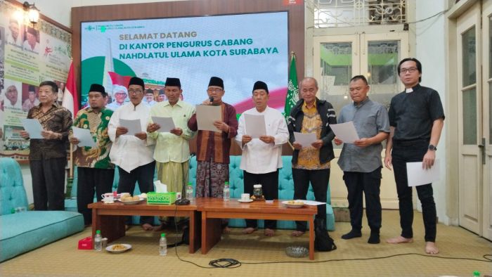 PCNU Surabaya dan Tokoh Lintas Agama Beri Pernyataan Sikap atas Situasi Nasional Terkini PCNU Surabaya dan Tokoh Lintas Agama Beri Pernyataan Sikap atas Situasi Nasional Terkini
