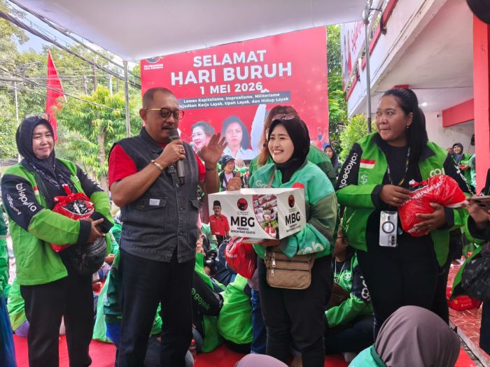 PDIP Surabaya Rayakan May Day dengan Aksi Sosial, Rangkul Ojol Perempuan