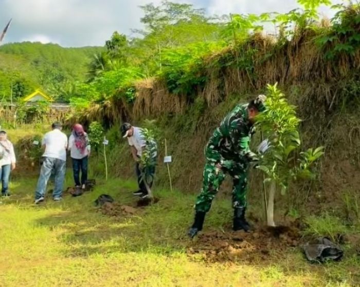 Peringati Hari Buruh, Pemkab Trenggalek Tanam 2.500 Pohon Bersama Pekerja dan Pengusaha