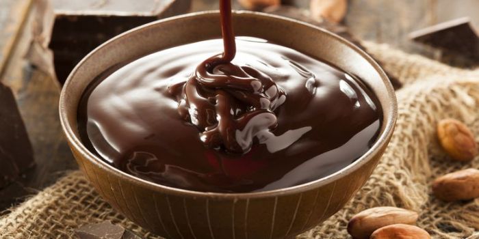 Cara Buat Saus Cokelat Glossy untuk Dessert atau Puding