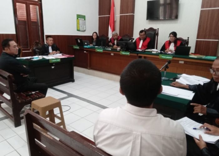 Sidang Kasus Penipuan Pencairan Modal Rp25 M PN Surabaya: 2 Terdakwa Duduk di Pesakitan Sidang Kasus Penipuan Pencairan Modal Rp25 M PN Surabaya: 2 Terdakwa Duduk di Pesakitan