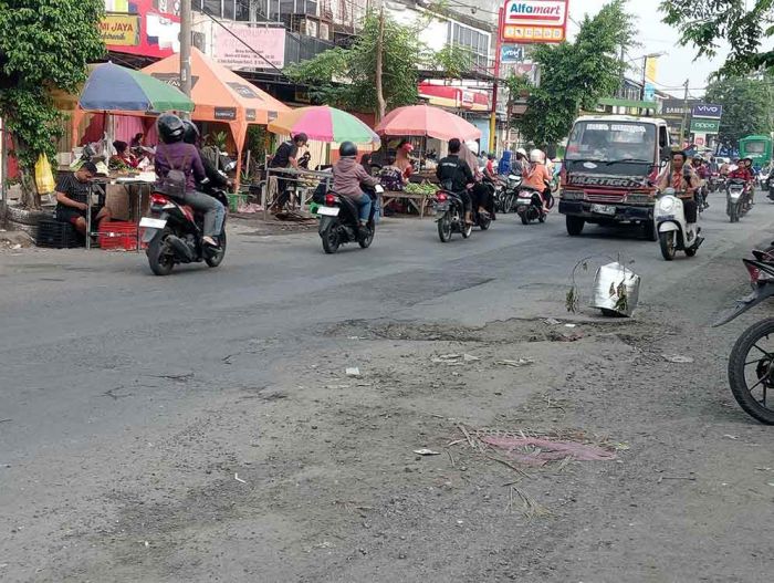 Akses Rusak dan Rentan Banjir, Ketua DPD Partai Gelora Soroti Kerusakan Jalan di Krian Sidoarjo