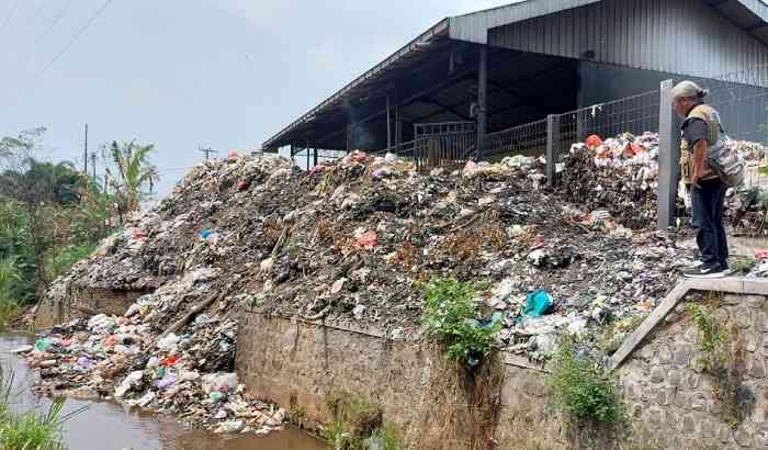 Sampah Menggunung di TPS3R di Kecamatan Kandangan Akan Dibawa ke TPA Sekoto