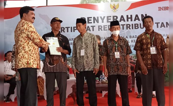 Menteri ATR/BPN Serahkan Ratusan Sertifikat Tanah kepada Warga Desa Tambaksari Pasuruan