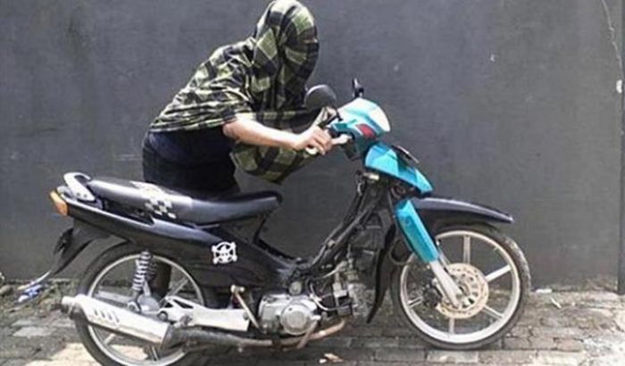 Gondol Sepeda Motor Ojol, Warga Kapas Baru Surabaya Dimassa