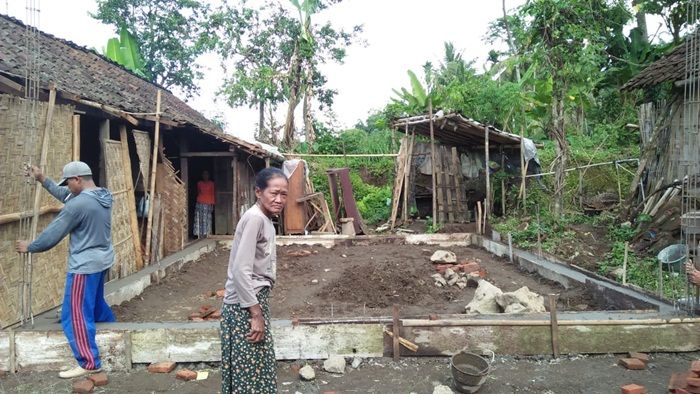 Hapus Kesedihan Nenek di Ajungbabi, Satgas TMMD Kodim Jember Rehab Rumah Mbah Hamijah