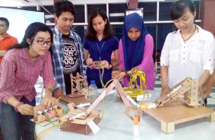 Mahasiswa STTS Bikin Hidrolis dari Triplek