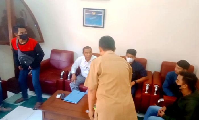 Dipecat, Belasan Karyawan SPBU Ketapang Ngeluruk Kantor DPRD Kota Probolinggo