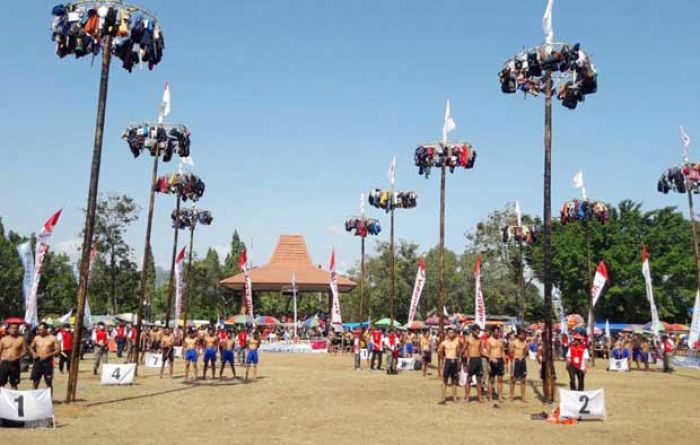 Masyarakat Pacitan Ikuti Lomba Panjat Pinang Piala Presiden ke-6 RI Masyarakat Pacitan Ikuti Lomba Panjat Pinang Piala Presiden ke-6 RI