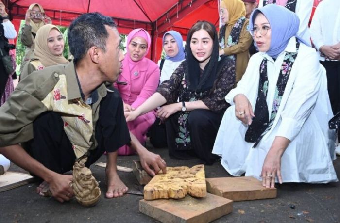 Fatma Saifullah Yusuf Salurkan Bantuan Rp957 Juta untuk Pemkab Trenggalek Fatma Saifullah Yusuf Salurkan Bantuan Rp957 Juta untuk Pemkab Trenggalek