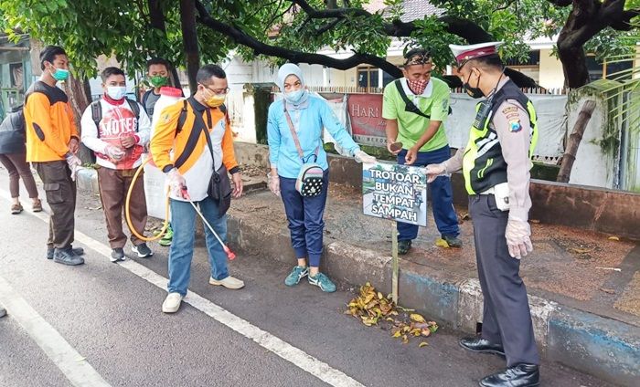 Peringati HPSN 2021, ​DLH Kota Probolinggo Bagikan Masker Sambil Timbang Sampah