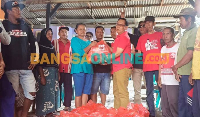 DPC PDIP Kabupaten Kediri Salurkan Sembako untuk Korban Puting Beliung di Besowo DPC PDIP Kabupaten Kediri Salurkan Sembako untuk Korban Puting Beliung di Besowo