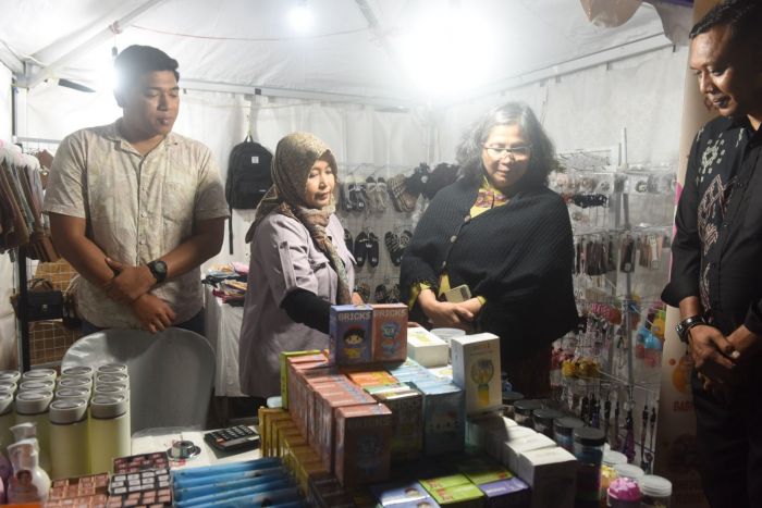 Pj Wali Kota Kediri Keliling dan Larisi Dagangan di Stan Festival Pasar Rakyat Mojoroto