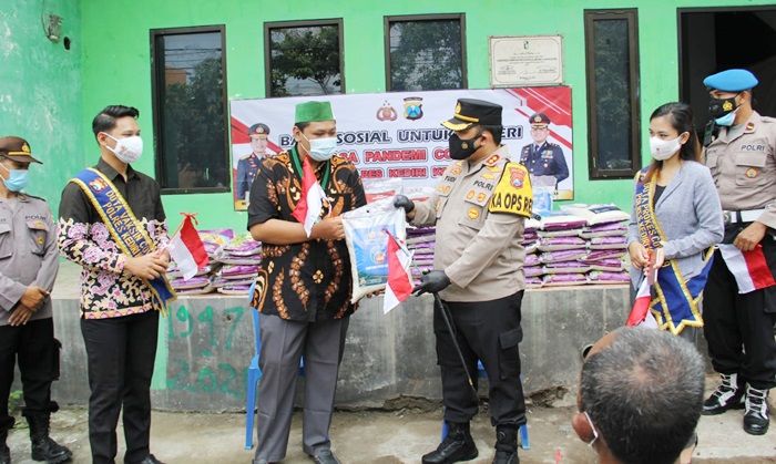 Polres Kediri Kota Kolaborasi dengan HMI Distribusikan Bansos ke PKL dan Abang Becak