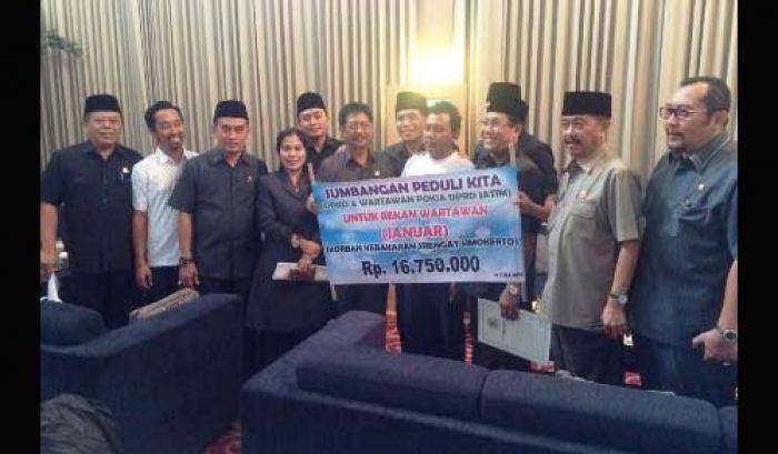 Pokja Wartawan dan Anggota DPRD Jatim Sumbang Korban Kebakaran Srengganan