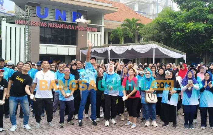 Ribuan Sivitas Akademika Ikuti Jalan Sehat Penutup Rangkaian Dies Natalis ke-48 UNP Kediri Ribuan Sivitas Akademika Ikuti Jalan Sehat Penutup Rangkaian Dies Natalis ke-48 UNP Kediri