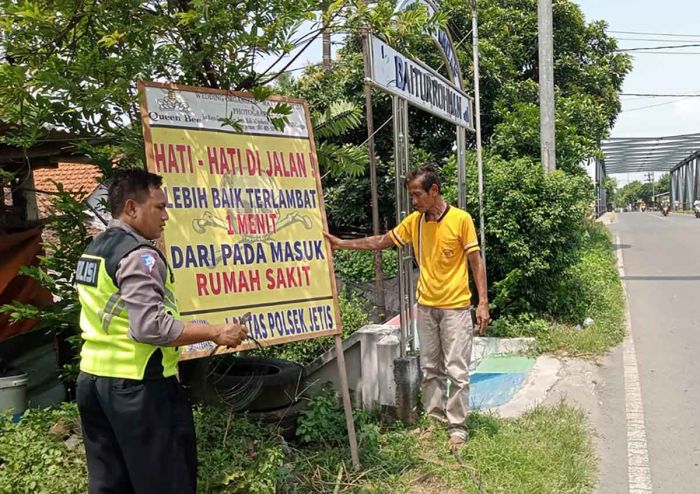 Jelang Nataru 2023, Polsek Jetis Kota Mojokerto Pasang Puluhan Banner Imbauan di Lokasi Black Spot