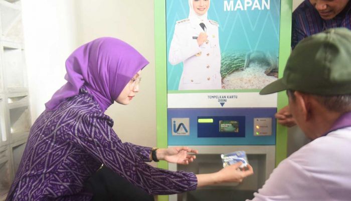 Lewat ATM Beras, Wali Kota Kediri Tinjau Penyaluran Bantuan untuk Masyarakat 