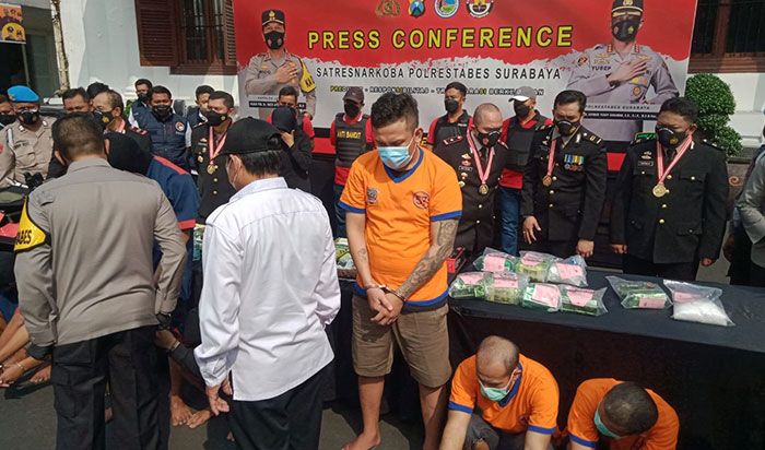 Polrestabes Surabaya dan Polsek Gubeng Ungkap Peredaran Gelap Narkotika Seberat 42,8 Kg