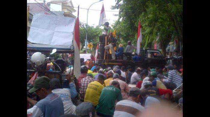 Ratusan Pengemudi Betor Datangi Kantor Pemkab dan Gedung Dewan Lamongan