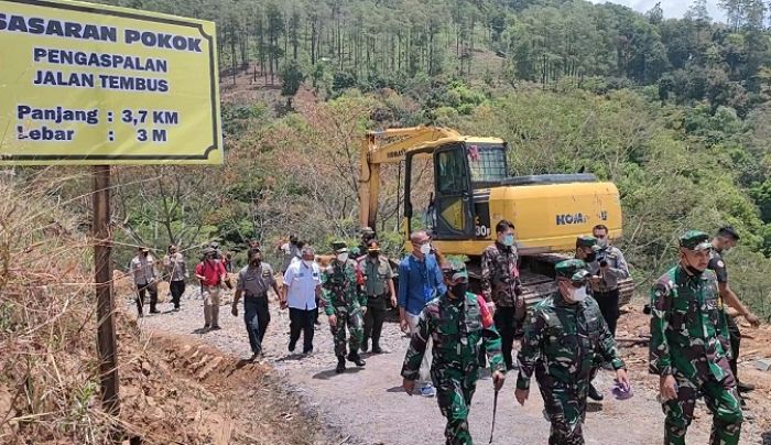 TMMD Ke-112 Kodim Kediri, Tingkatkan Ekonomi Warga Kalipang, Keraskan Jalan Desa