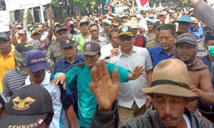 Pupuk Bersubsidi Langka, Ribuan Petambak Lamongan Demo dan Ajak Ketua DPRD Turun ke Jalan