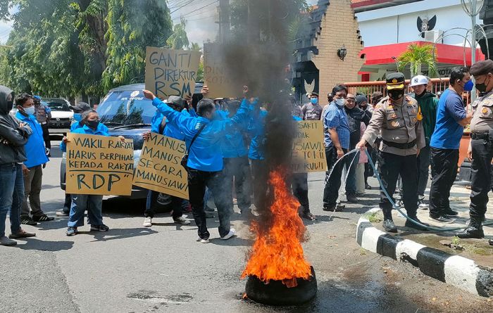 Buntut Penyampaian Hak Jawab RS Muhammadiyah Kota Kediri, Puluhan Aktivis Geruduk Kantor Dewan