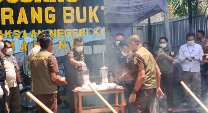 Kejari Malang Musnahkan Barang Bukti Narkotika hingga Rokok Ilegal