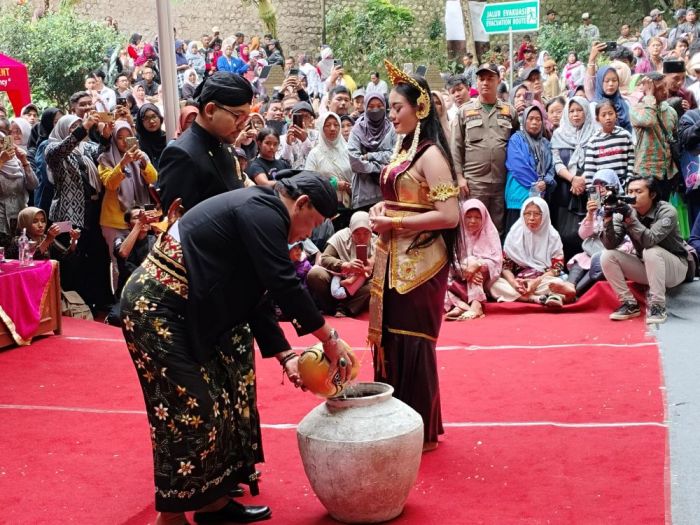 Ribuan Pengunjung Saksikan Siraman Sedudo 2025, Bupati Nganjuk: Lereng Wilis Banyak Potensi Wisata Ribuan Pengunjung Saksikan Siraman Sedudo 2025, Bupati Nganjuk: Lereng Wilis Banyak Potensi Wisata
