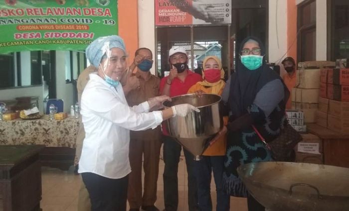 Anggota DPR RI Indah Kurnia Serahkan Bantuan Peralatan Produksi Sambal ke Desa Sidodadi Sidoarjo