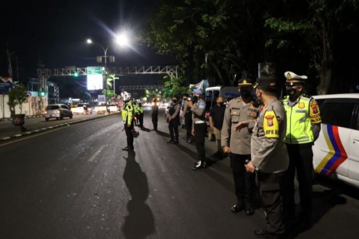 Perbatasan Gresik Disekat, Truk Diperiksa, Polres Cegah Penularan PMK Sapi Meluas