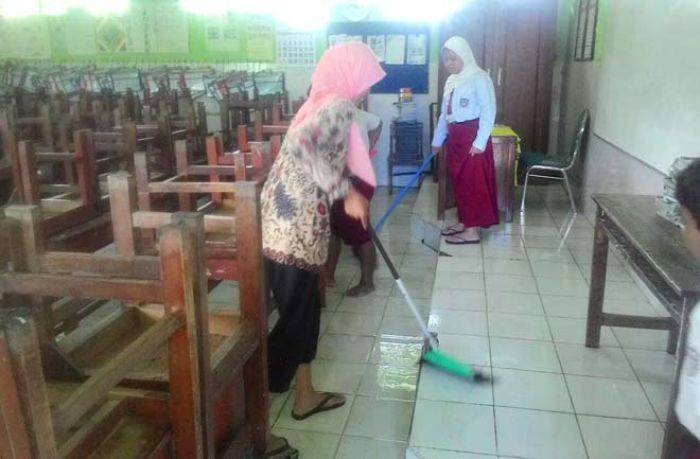 Banjir Masih Betah di Sidoarjo (2): Tunggu Air Surut, Siswa SD Bersih-bersih Kelas