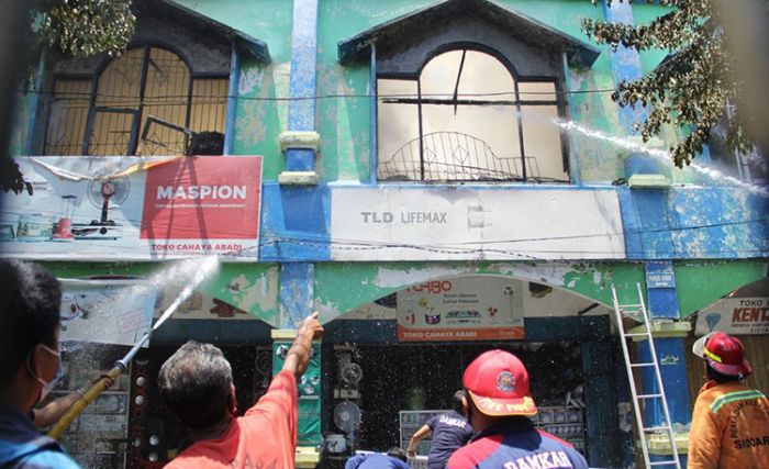 Kerugian Ditaksir Capai Rp 536 Juta, Begini Kronologi Kebakaran 4 Ruko Pasar Larangan Sidoarjo Kerugian Ditaksir Capai Rp 536 Juta, Begini Kronologi Kebakaran 4 Ruko Pasar Larangan Sidoarjo