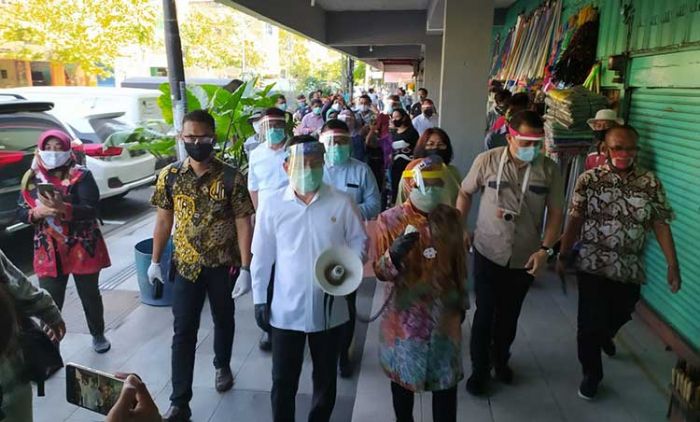 ​Kembali Kunjungi Surabaya, Menkes Kejutkan Risma dan Pengunjung Pasar Genteng