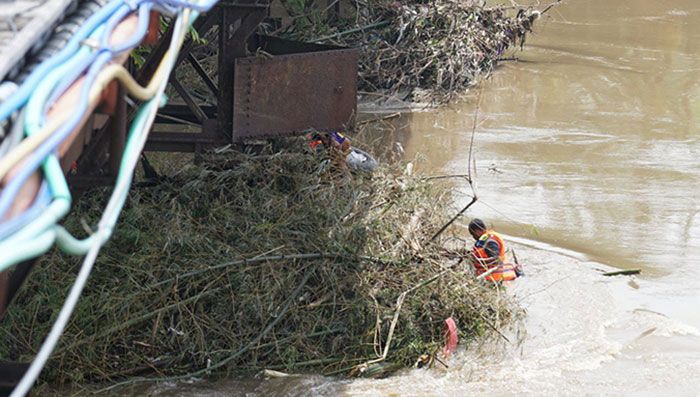 Wali Kota Kediri Tinjau Pembersihan Bambu di Tiang Penyangga Jembatan Brantas Lama