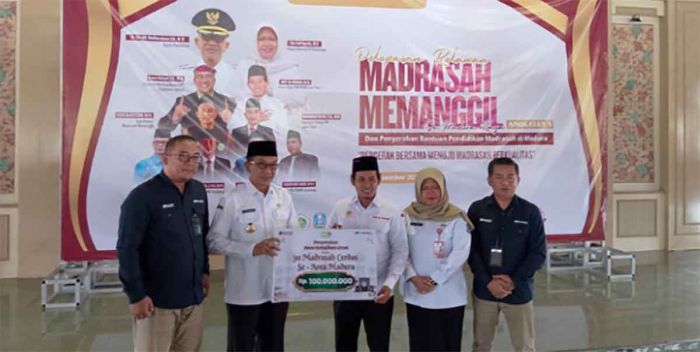 Bupati Pamekasan Lepas 102 Relawan Madrasah Memanggil III di Madura