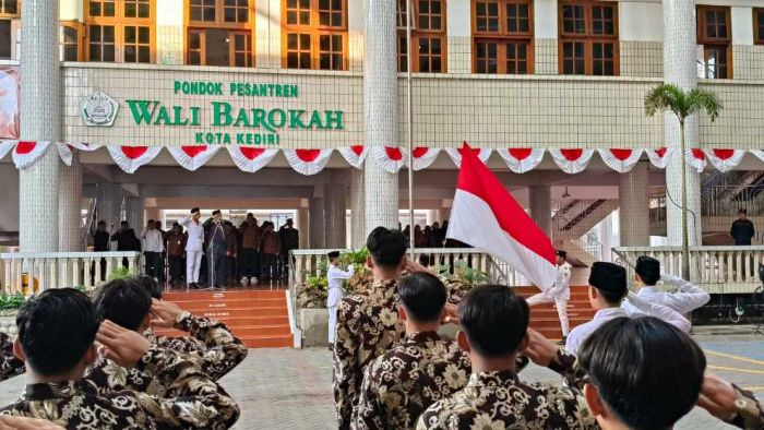 Peringati HUT ke-80 RI, Ponpes Wali Barokah Kota Kediri Gelar Upacara Bendera