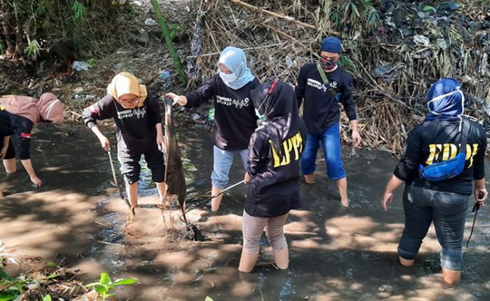 ​Ratusan Pegiat Lingkungan dan Warga Menang Bersihkan Sampah di Sungai Mantren Kediri