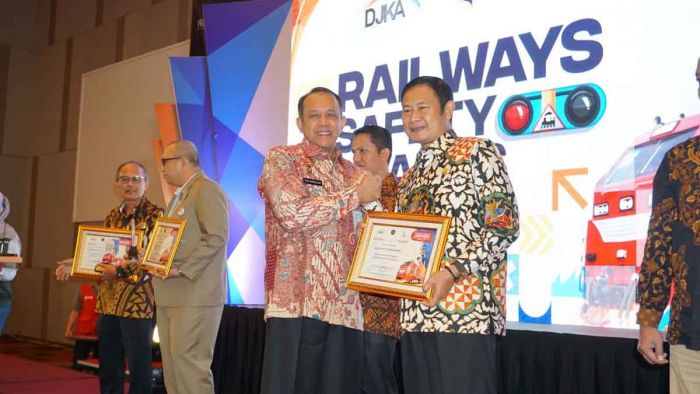 Terima Railways Safety Awards 2022, Bupati Lamongan Berupaya Tingkatkan Keselamatan Pengendara