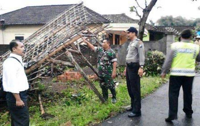 Angin Kencang Terjang Puluhan Rumah Warga di Karangrejo Tulungagung