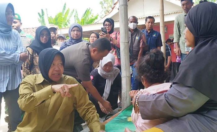 Didatangi Mensos, Pemilik Rumah Tidak Layak Huni di Pamekasan Nangis