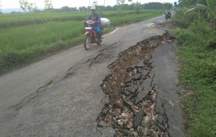 Amblesnya Jalan Poros Kecamatan di Senori Semakin Parah