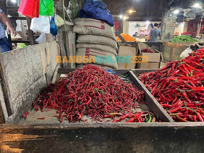 Harga Sembako Jatim Minggu 16 November 2025: Cabai Merah Keriting Meroket, Ayam Kampung Merosot