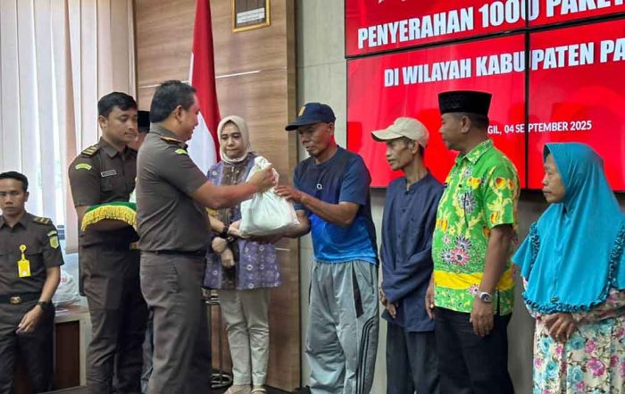 Peringati Hari Jadi Kejaksaan, Kejari Pasuruan Salurkan 1.000 Paket Sembako Peringati Hari Jadi Kejaksaan, Kejari Pasuruan Salurkan 1.000 Paket Sembako