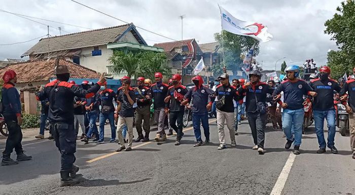 Blokir Jalur Pantura, Ribuan Buruh di Tuban Tuntut PT IKSG Penuhi Hak Pekerja