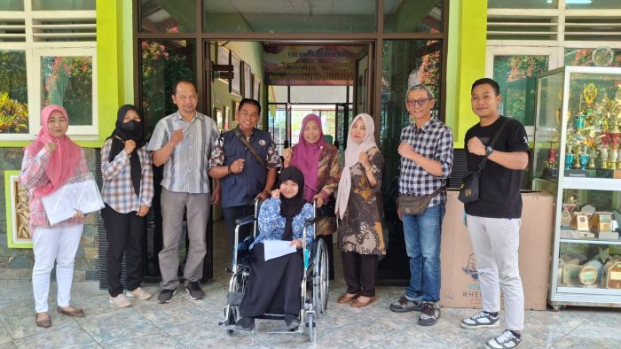 Dinsos Jatim Serahkan Bantuan Kursi Roda untuk Siswa Disabilitas SMAN 2 Kota Batu Dinsos Jatim Serahkan Bantuan Kursi Roda untuk Siswa Disabilitas SMAN 2 Kota Batu